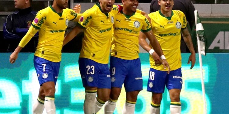 Palmeiras goleia Bragantino e lidera Brasileirão com folga