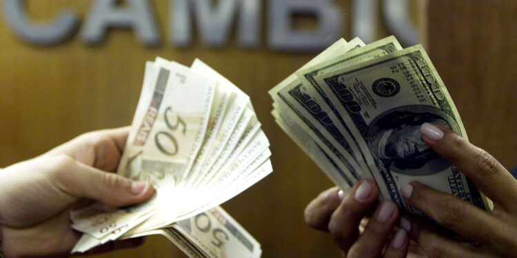 Dólar despenca após diálogo entre Lula e Trump