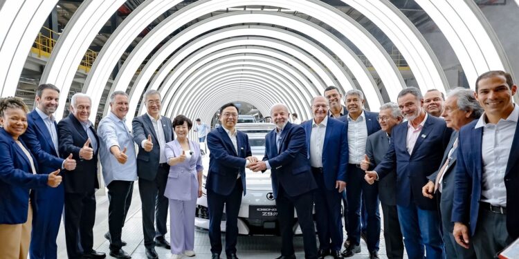 Lula celebra nova fábrica de carros elétricos no Brasil