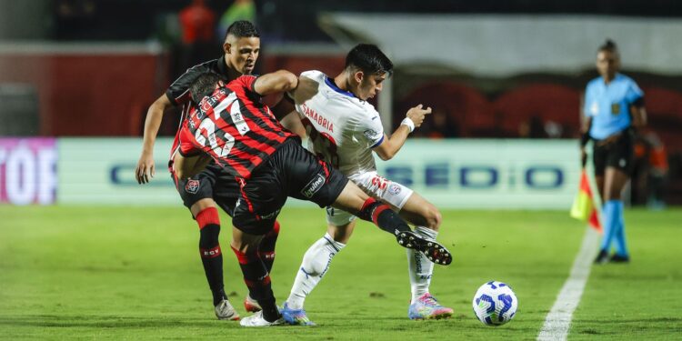 Vitória vence Bahia e respira na briga contra o rebaixamento