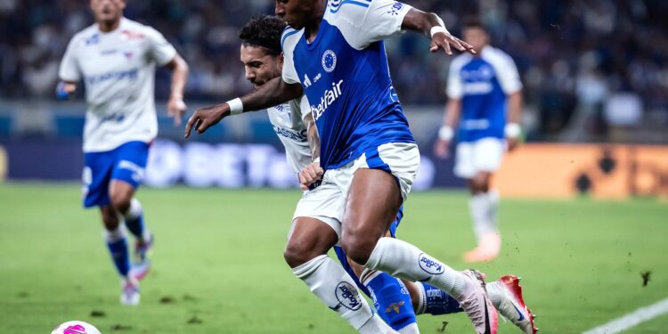 Cruzeiro vence e se aproxima da liderança do Brasileirão