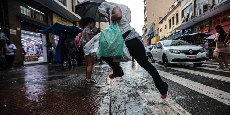 Frente fria traz chuva para São Paulo