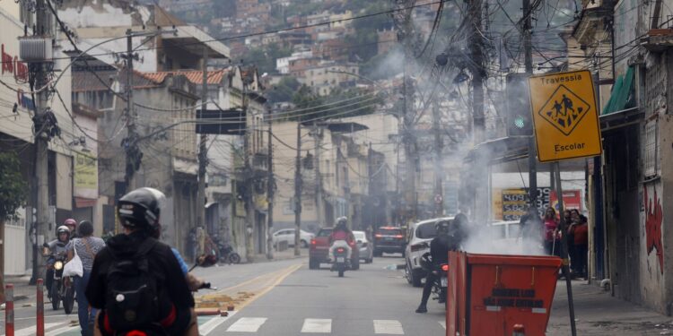 Rio de Janeiro: Violência atrai atenção global.