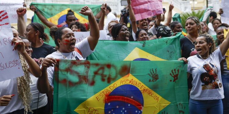 Protestos contra mortes em operação mobilizam moradores do Alemão e da Penha.