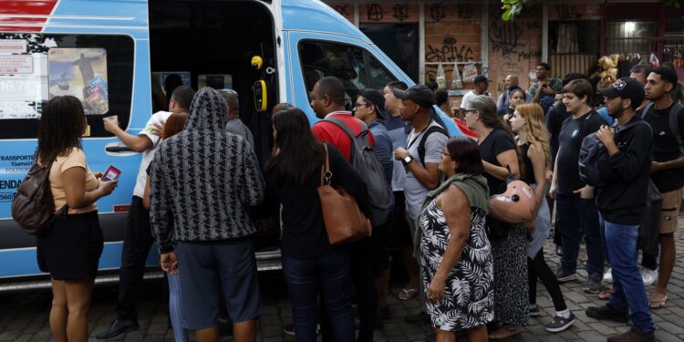 Moradora do Rio se refugia em estação de trem para escapar de tiroteio