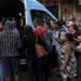 Moradora do Rio se refugia em estação de trem para escapar de tiroteio