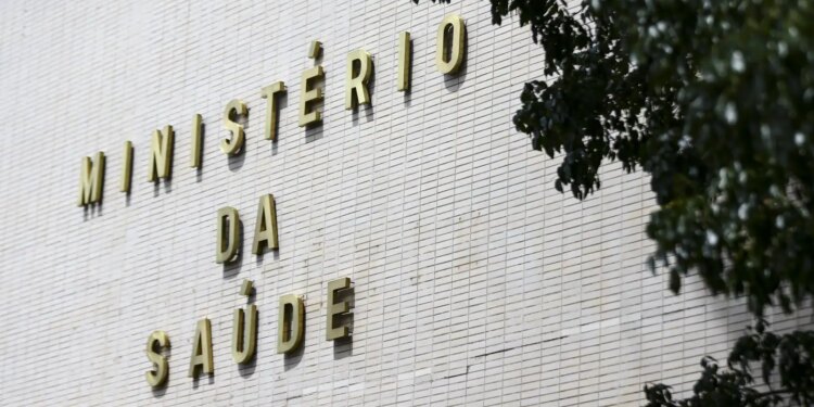 Ingestão de metanol deixa 14 pessoas intoxicadas no Brasil