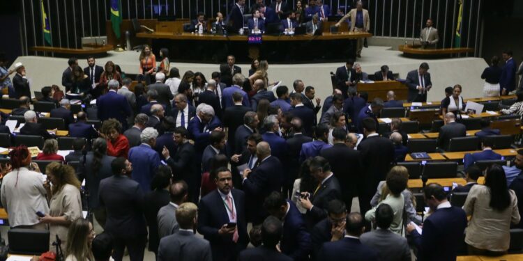 Câmara aprova isenção do IR para renda de até R$ 5 mil