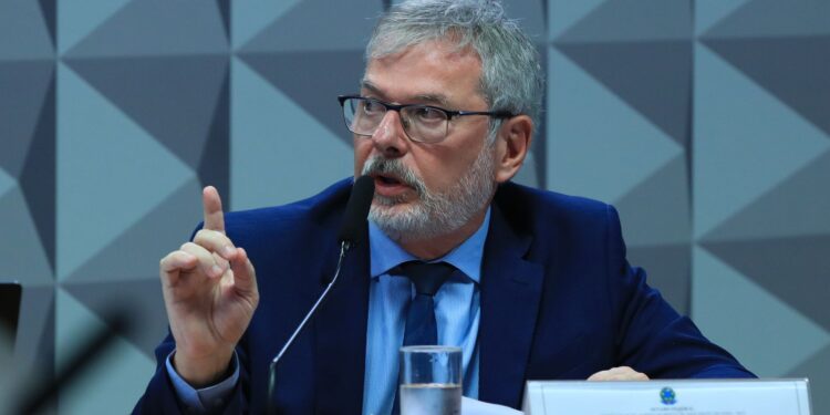 Ex-diretor do INSS se defende em depoimento à CPI
