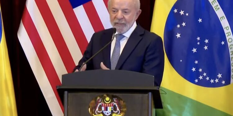 Lula critica falta de lideranças globais na Malásia