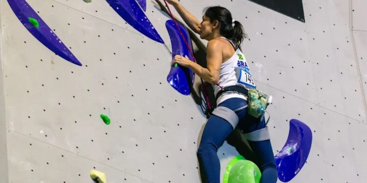 Marina Dias conquista ouro na Copa do Mundo de paraescalada em Laval