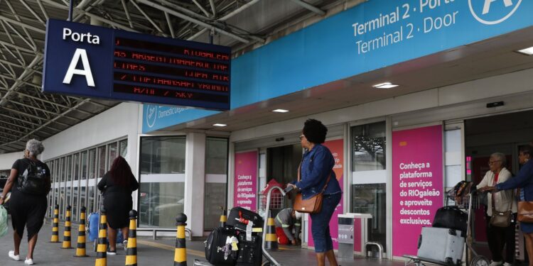 Companhias aéreas facilitam remarcação de voos para o Rio após operação