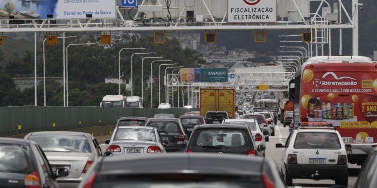 Carro segue como principal meio de transporte para o trabalho, aponta Censo