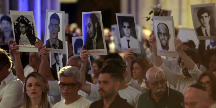 Fiéis prestam homenagem a Herzog na Catedral da Sé em memória do 50º aniversário de sua morte.