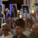 Fiéis prestam homenagem a Herzog na Catedral da Sé em memória do 50º aniversário de sua morte.