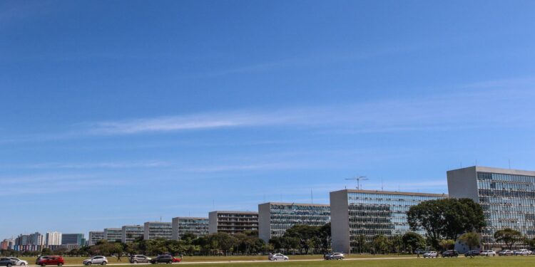 TCU suspende exigência de meta fiscal para 2025