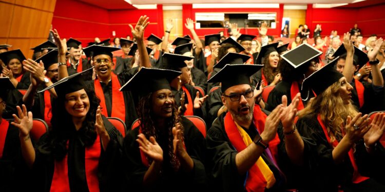 Universidade das Quebradas exalta a periferia em evento de formatura
