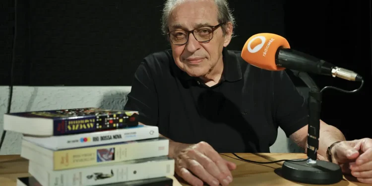 Ruy Castro celebra vitória no Jabuti com homenagens a Tom Jobim