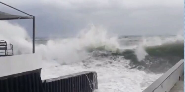 Marinha emite alerta de ressaca em Salvador com ondas de até 2,5 metros