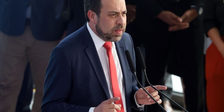 Governo mira periferias com programa de conexão