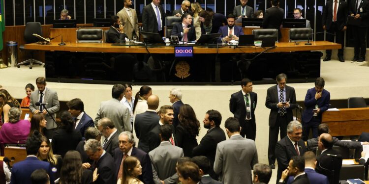 Projeto endurece regras para aborto em menores na Câmara