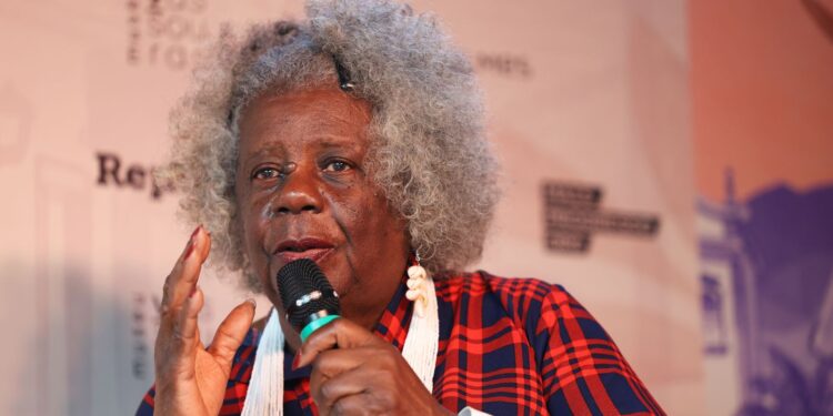 Conceição Evaristo recebe homenagem inédita da FLUP