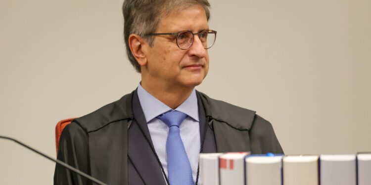 Gonet defende que política não deve ser criminalizada