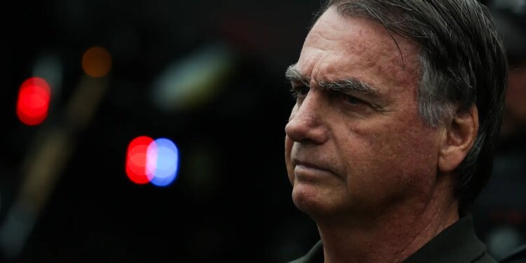 PL Congela Atividades e Salário de Bolsonaro