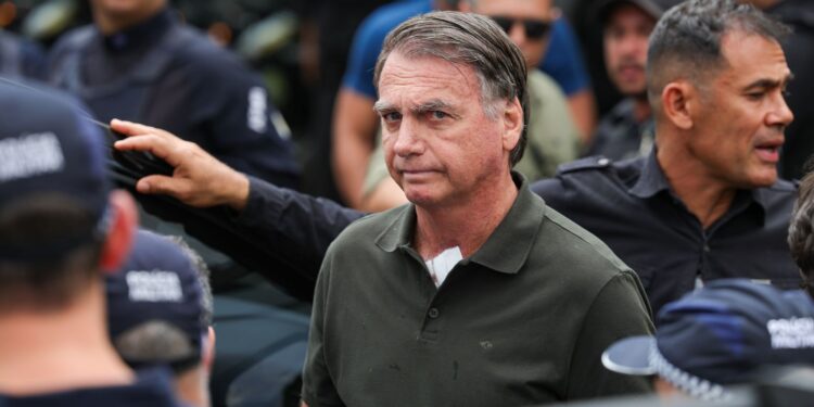 Bolsonaro permanece preso após decisão judicial