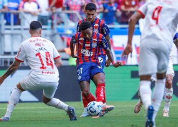Bahia sai atrás, reage e vence o Bragantino de virada na Fonte Nova