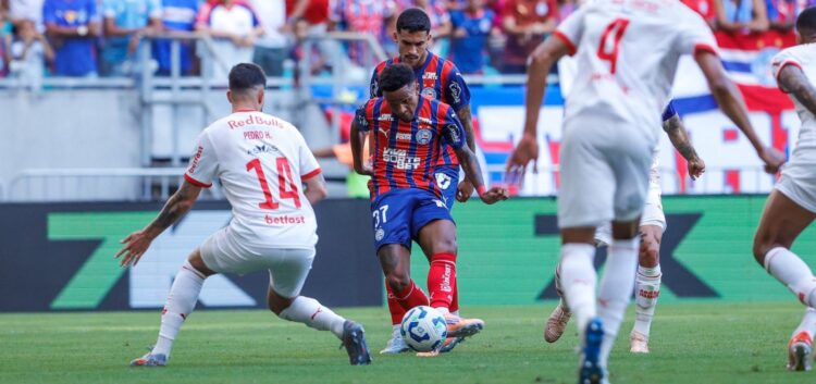 Bahia sai atrás, reage e vence o Bragantino de virada na Fonte Nova