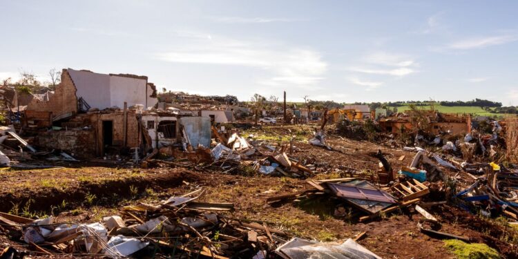 Consultórios móveis levam saúde a cidade atingida por tornado