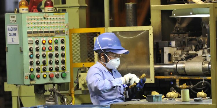 Produção industrial tem queda de 0,4% em setembro