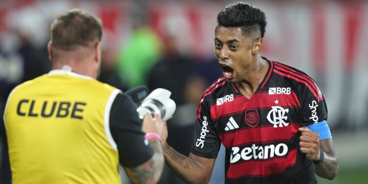 Flamengo empata com o Palmeiras e se aproxima no topo da tabela