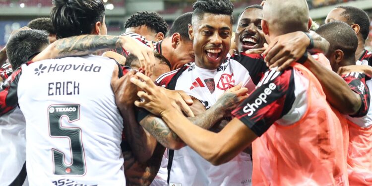 Flamengo assume liderança ao golear Sport.