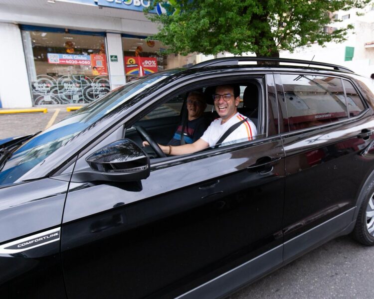 Léo Prates almoça com cerca de 50 motoristas antes de rodar de app para mapear desafios da categoria