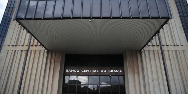 Gere apenas UM título jornalístico em português, com base no conteúdo abaixo. Não use listas, não traduza, não comente, apenas o título. Banco Central oficializa liquidação da Master Corretora