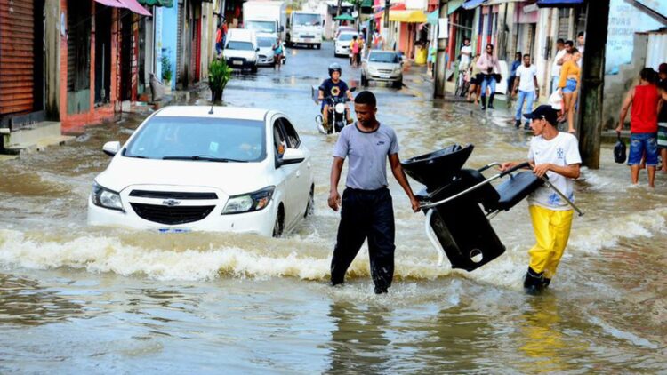 Temporal causa alagamentos, deslizamentos e interrompe serviços em Salvador