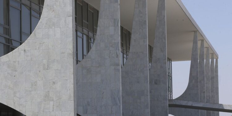 Lula anuncia medidas com foco em programas sociais e isenção do IR