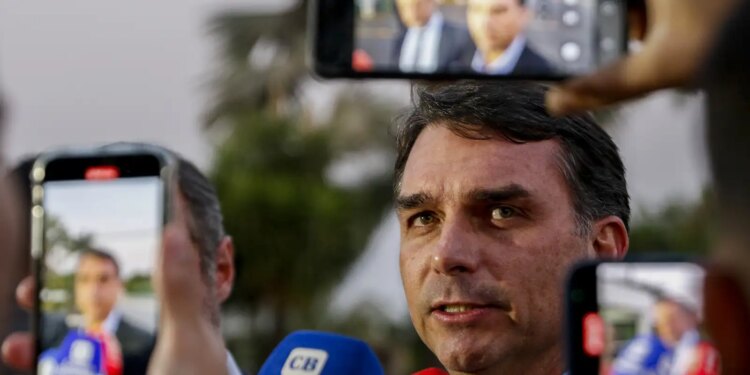 Moraes permite visita de filhos de Bolsonaro à PF