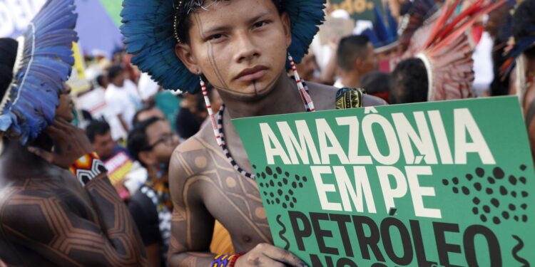 Indígenas em marcha global exigem justiça por líder Guarani Kaiowá