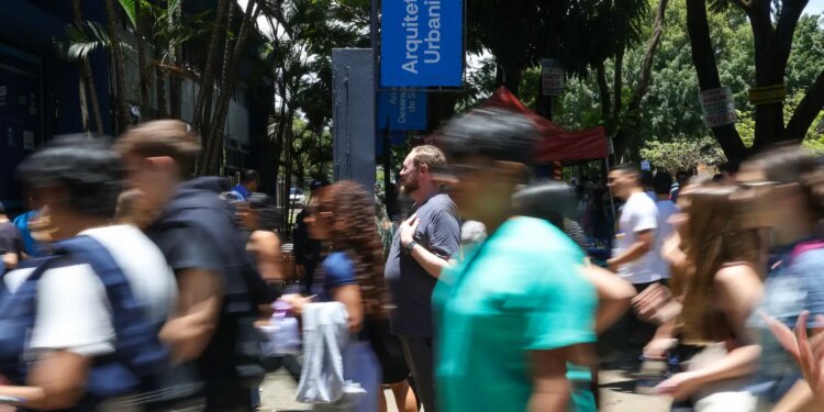 Abstenção marca o primeiro dia do Enem 2025