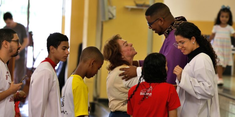 Fiéis clamam por paz em semana de horror na Penha
