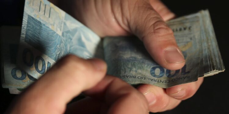 Retirada líquida de R$ 9,7 bilhões sai da poupança em outubro