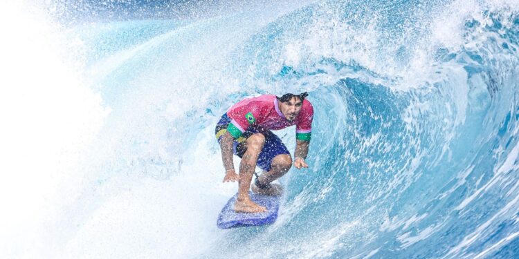Medina confirma volta ao surfe profissional em 2026
