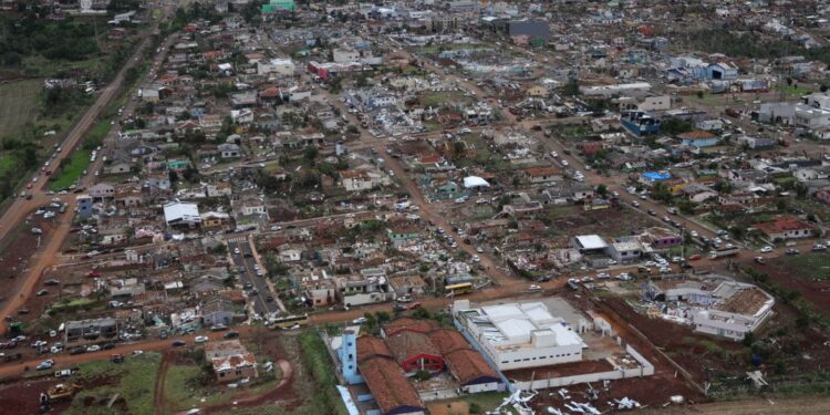 Tornado destrói cidade no Paraná e estado decreta calamidade pública