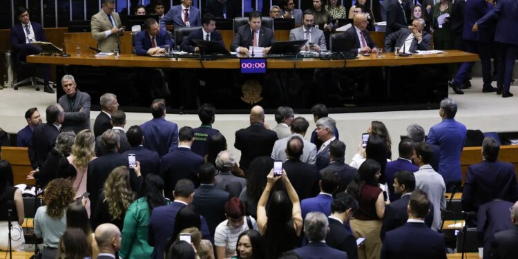 Câmara retoma atividades após polêmica com Braga