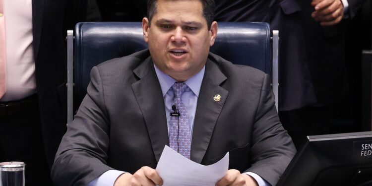 Alcolumbre adia sabatina de Jorge Messias ao STF
