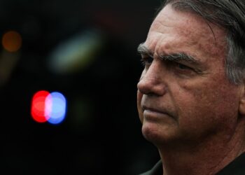 Justiça corta benefícios de Bolsonaro durante afastamento