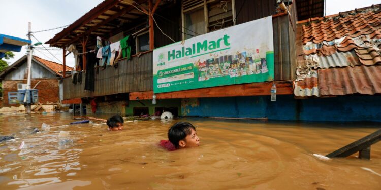 Sumatra: Enchentes deixam mais de 900 mortos